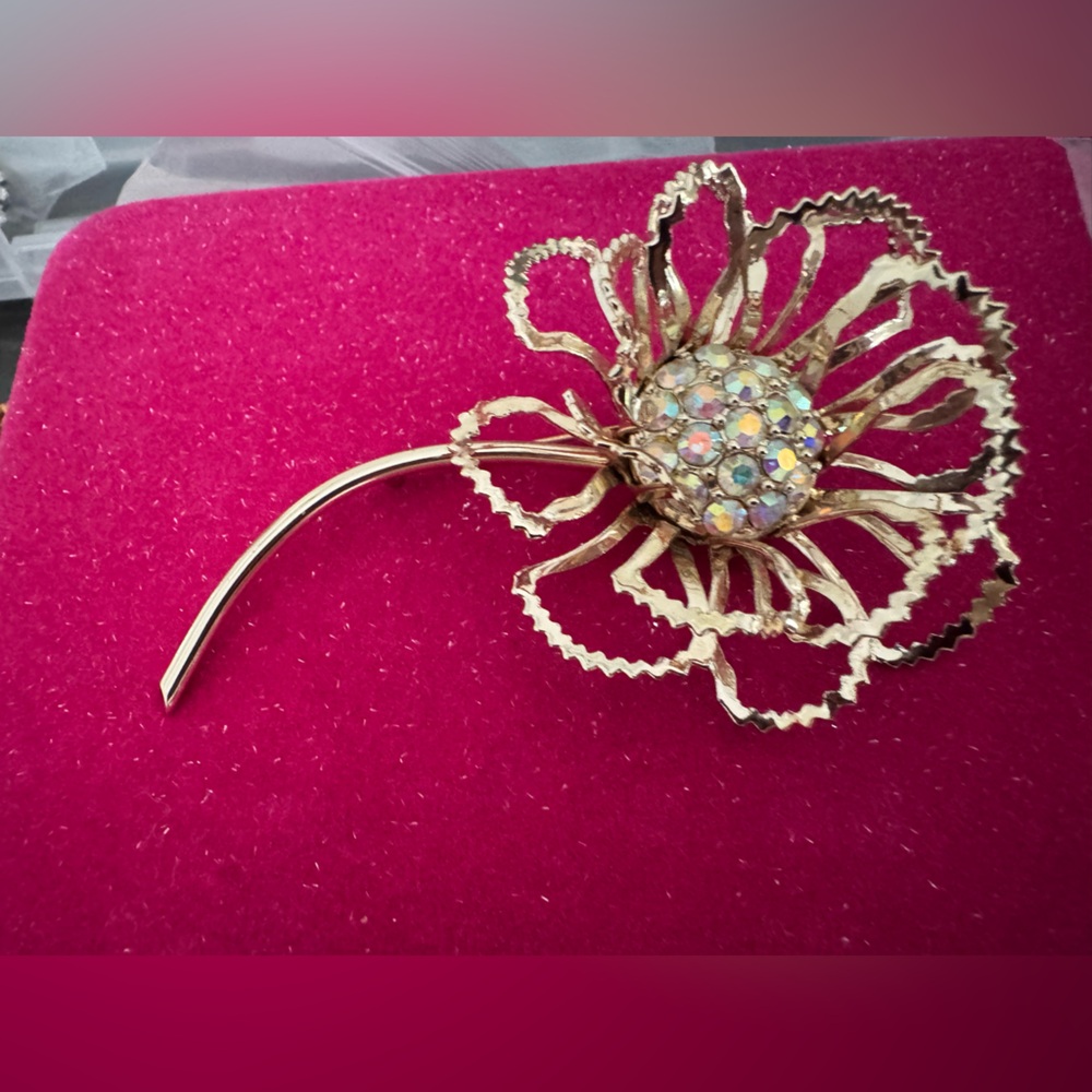 Elegant Gold Floral Brooch with Crystal Accents